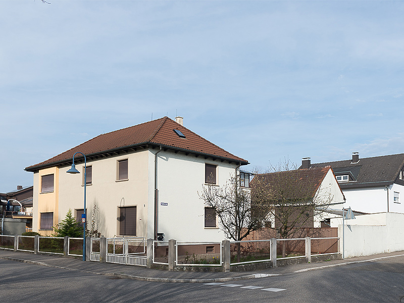 Karlsdorf Zweifamilienhaus auf großem Grundstück im Ortskern