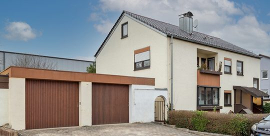 Knittlingen: Mehrfamilienhaus mit Garten und Garagen als Kapitalanlage.