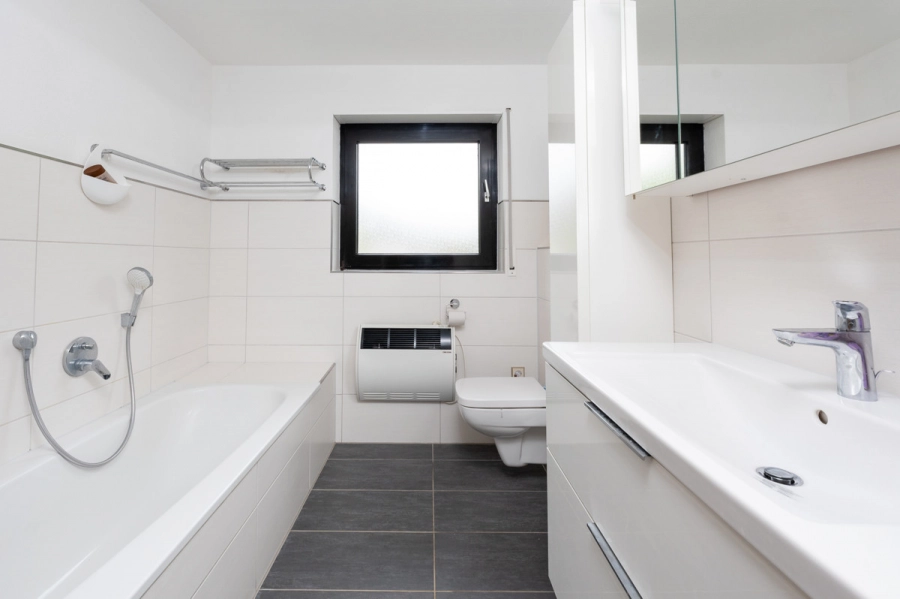 Familienfreundliches Einfamilienhaus mit Garten, Terrasse und Garage - Badezimmer (78514)