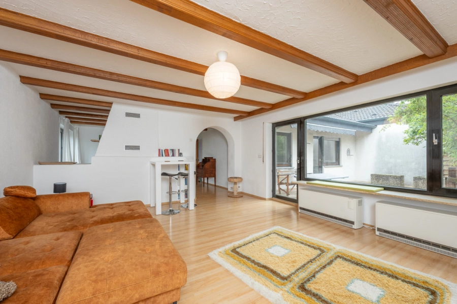 Familienfreundliches Einfamilienhaus mit Garten, Terrasse und Garage - Wohnbereich mit Blick zur Terrasse (78509)