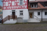 Eingänge Altbau und Anbau - Historisches Fachwerkhaus trifft modernen Anbau im Herzen von Obergrombach