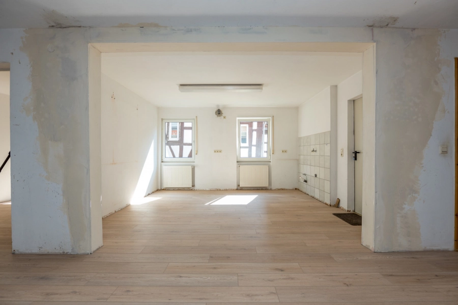 Historisches Fachwerkhaus trifft modernen Anbau im Herzen von Obergrombach - offenes Büro Anbau (80771)