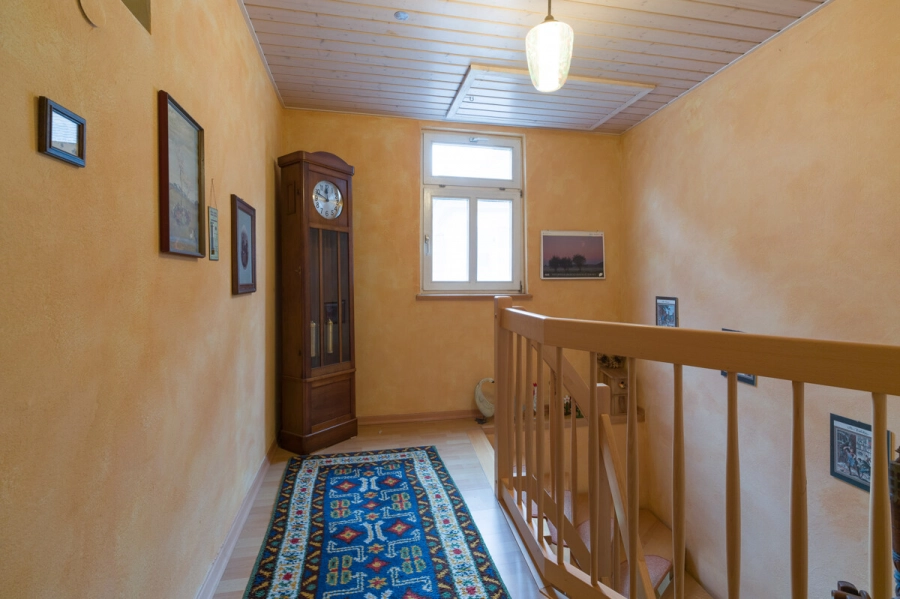 Historisches Fachwerkhaus trifft modernen Anbau im Herzen von Obergrombach - Treppenaufgang (80775)