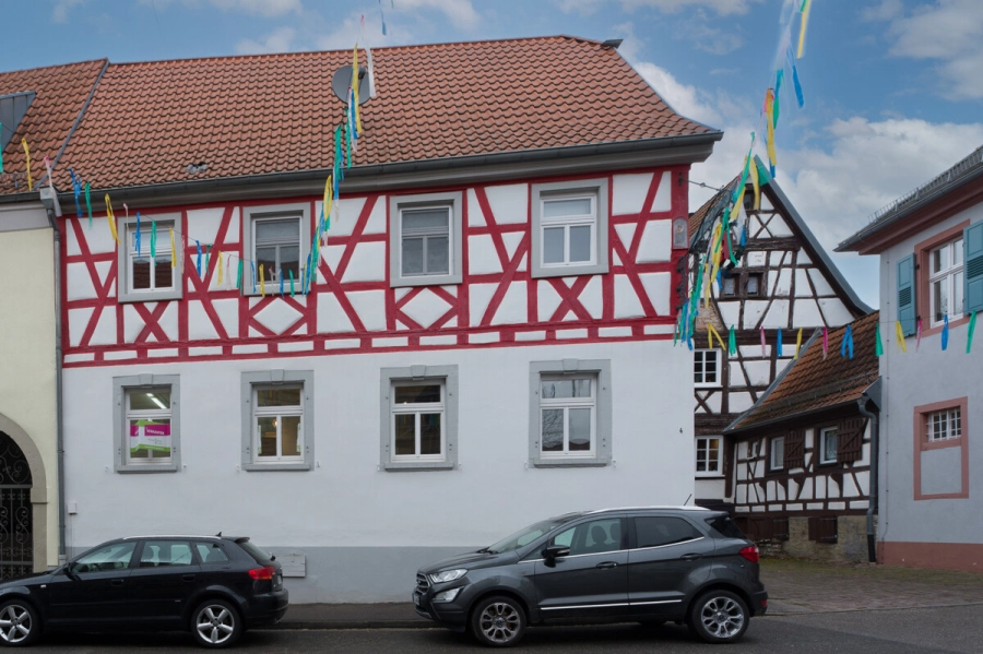 Historisches Fachwerkhaus trifft modernen Anbau im Herzen von Obergrombach - Außenansicht (80791)