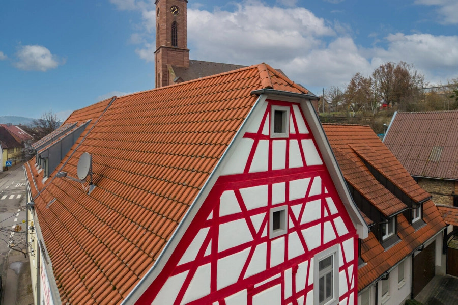Historisches Fachwerkhaus trifft modernen Anbau im Herzen von Obergrombach - Außenansicht Fachwerkfassade Dach  Obergeschoss (80793)