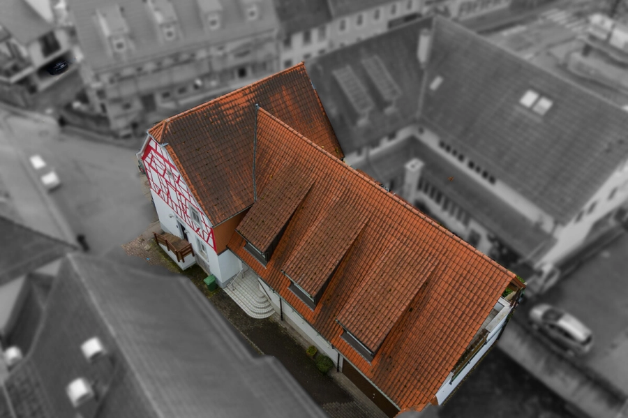 Historisches Fachwerkhaus trifft modernen Anbau im Herzen von Obergrombach - Anischt von oben (80795)