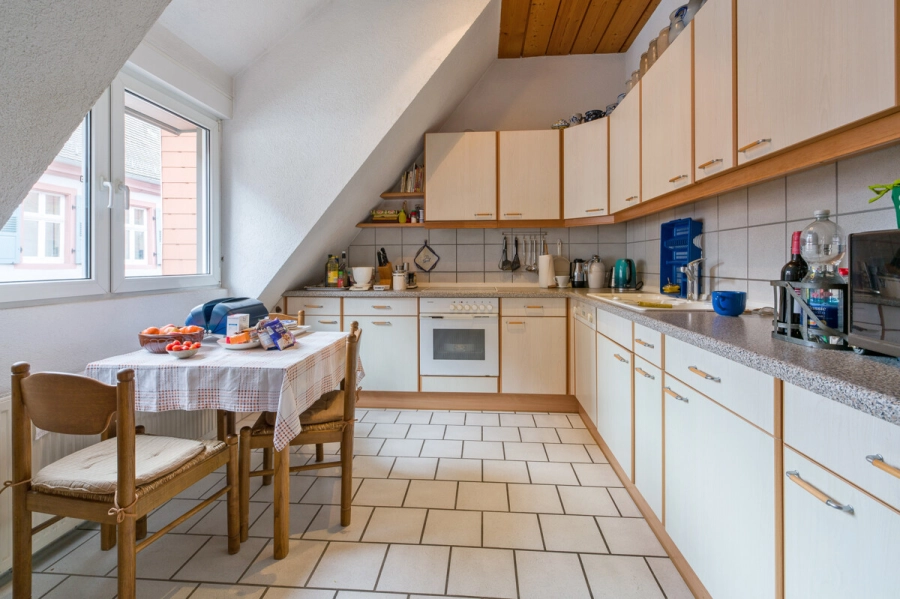 Historisches Fachwerkhaus trifft modernen Anbau im Herzen von Obergrombach - Küche (80783)