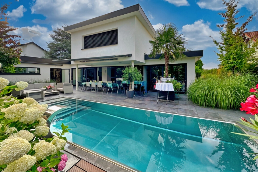 Stadtvilla mit Pool – Privatsphäre trifft Lebensqualität – Ein Zuhause für höchste Ansprüche - Aufnahme Sommer (80393)