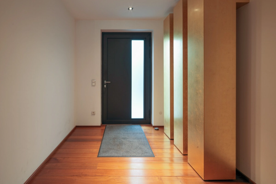 Stadtvilla mit Pool – Privatsphäre trifft Lebensqualität – Ein Zuhause für höchste Ansprüche - Eingangsbereich (80370)