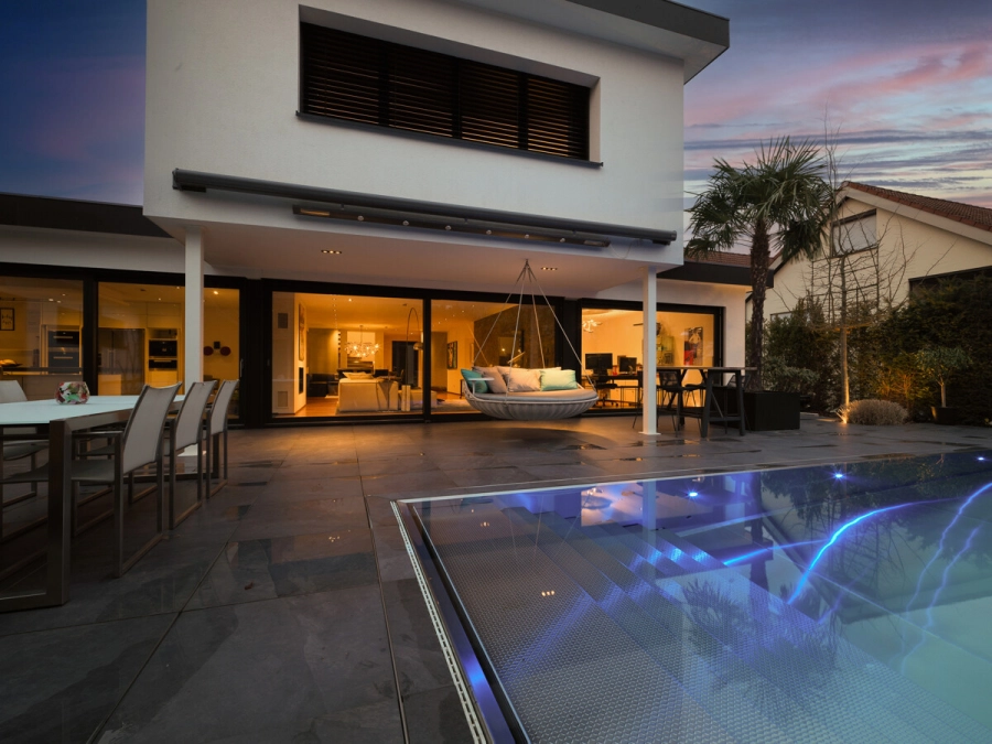 Stadtvilla mit Pool – Privatsphäre trifft Lebensqualität – Ein Zuhause für höchste Ansprüche - Abendaufnahme (80368)