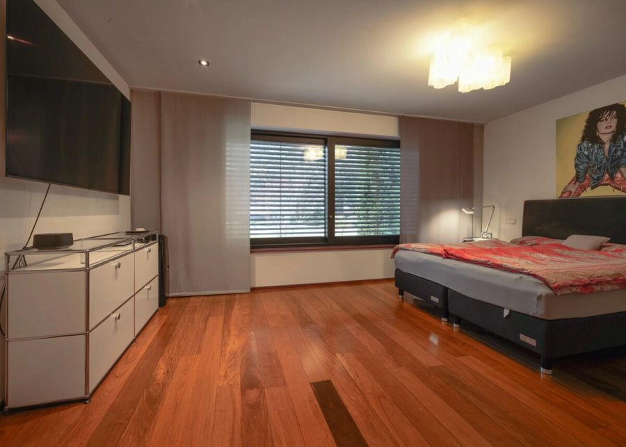 Stadtvilla mit Pool – Privatsphäre trifft Lebensqualität – Ein Zuhause für höchste Ansprüche - Schlafzimmer EG (80380)