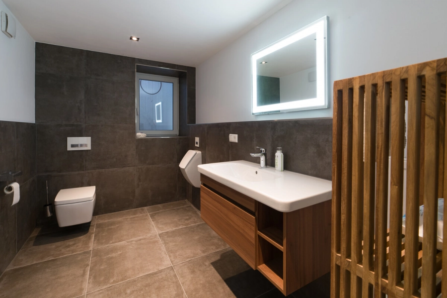 Stadtvilla mit Pool – Privatsphäre trifft Lebensqualität – Ein Zuhause für höchste Ansprüche - Gäste-WC (80386)