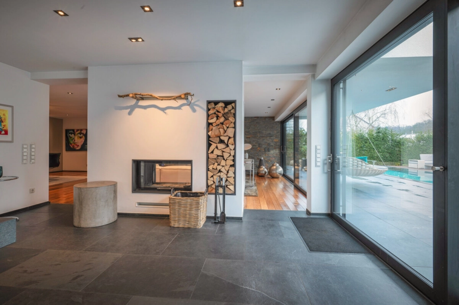 Stadtvilla mit Pool – Privatsphäre trifft Lebensqualität – Ein Zuhause für höchste Ansprüche - offener Kamin (80375)