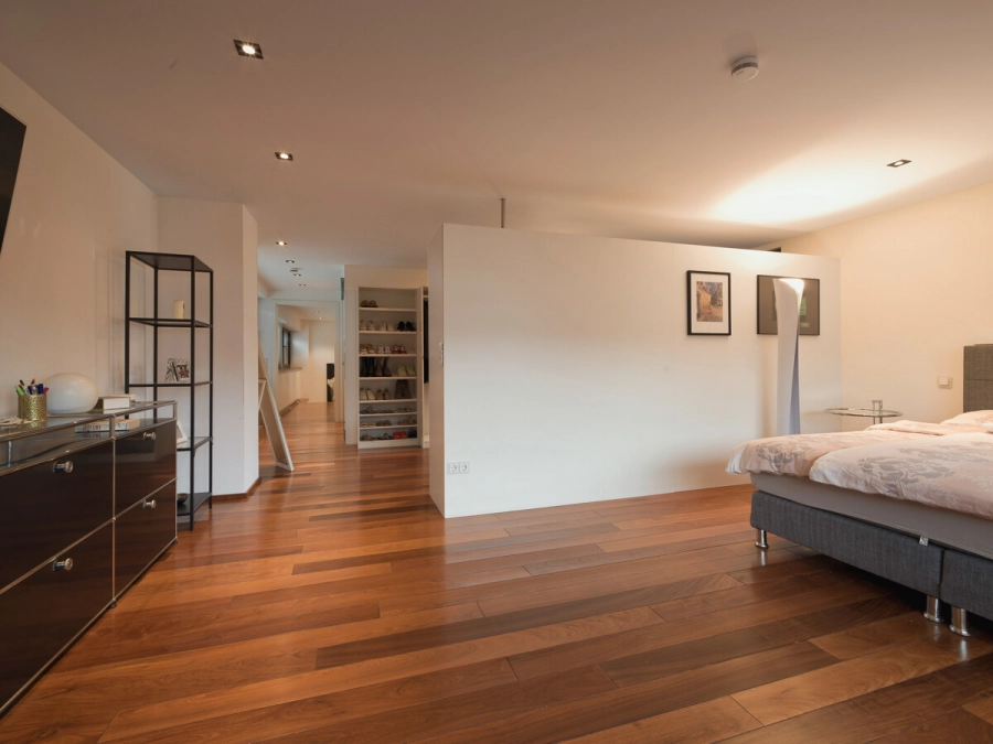 Stadtvilla mit Pool – Privatsphäre trifft Lebensqualität – Ein Zuhause für höchste Ansprüche - Schlafzimmer mit Ankleide (80385)