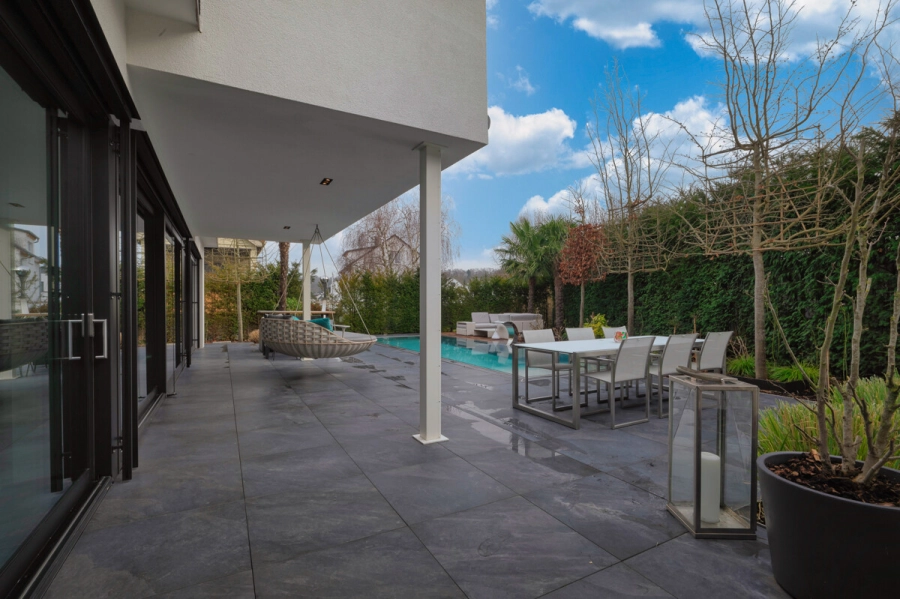 Stadtvilla mit Pool – Privatsphäre trifft Lebensqualität – Ein Zuhause für höchste Ansprüche - Terrasse und Pool (80392)