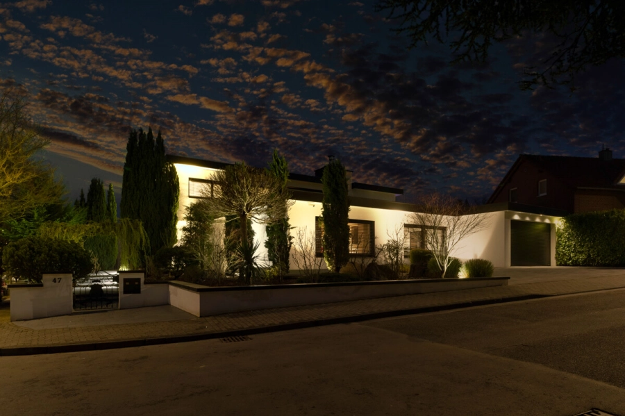 Stadtvilla mit Pool – Privatsphäre trifft Lebensqualität – Ein Zuhause für höchste Ansprüche - Ansicht Anwesen (80395)