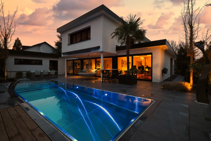 Stadtvilla mit Pool – Privatsphäre trifft Lebensqualität – Ein Zuhause für höchste Ansprüche - Abendaufnahme (80366)