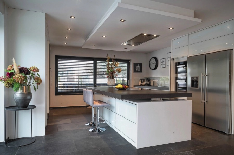 Stadtvilla mit Pool – Privatsphäre trifft Lebensqualität – Ein Zuhause für höchste Ansprüche - hochwertige Einbauküche (80373)