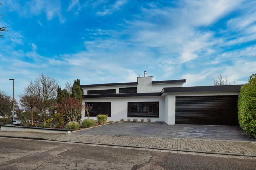 Stadtvilla mit Pool – Privatsphäre trifft Lebensqualität – Ein Zuhause für höchste Ansprüche - Ansicht (80389)