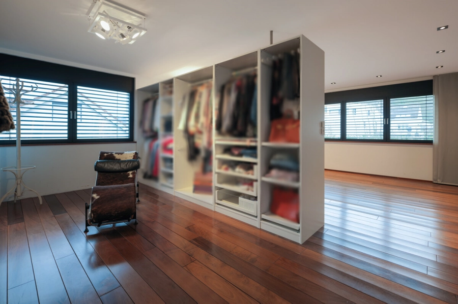 Stadtvilla mit Pool – Privatsphäre trifft Lebensqualität – Ein Zuhause für höchste Ansprüche - Ankleide OG (80384)