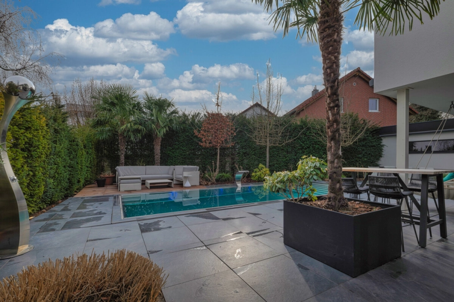Stadtvilla mit Pool – Privatsphäre trifft Lebensqualität – Ein Zuhause für höchste Ansprüche - Terrasse und Pool (80390)