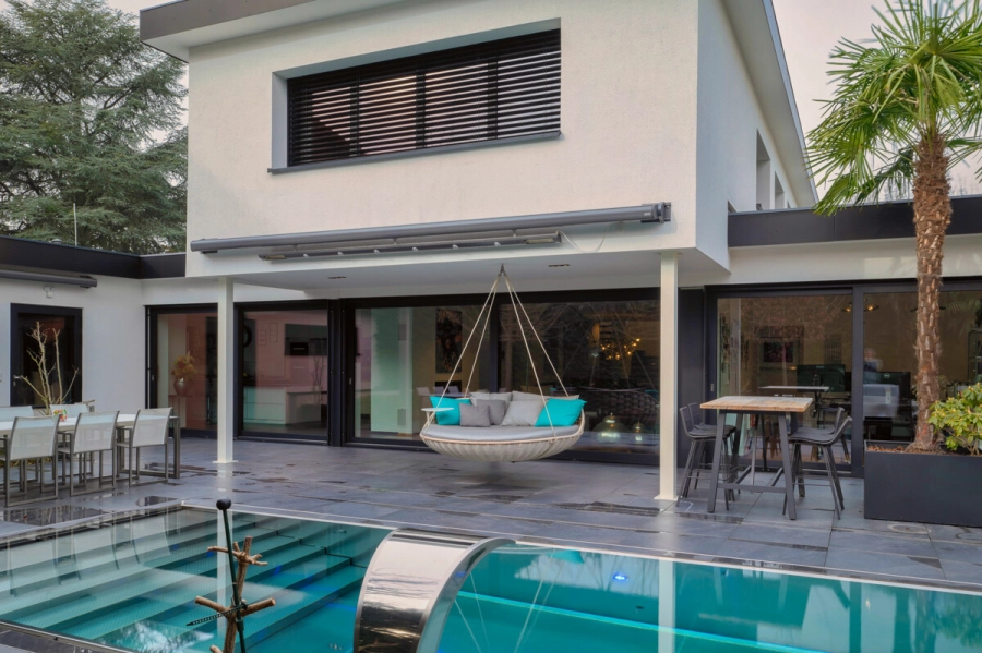 Stadtvilla mit Pool – Privatsphäre trifft Lebensqualität – Ein Zuhause für höchste Ansprüche - Ansicht Rückseite (80394)