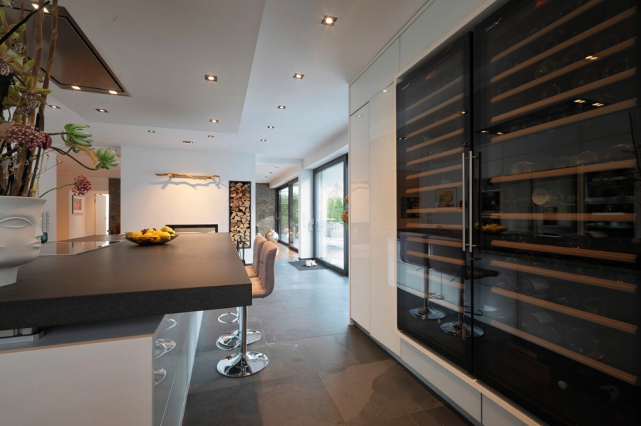 Stadtvilla mit Pool – Privatsphäre trifft Lebensqualität – Ein Zuhause für höchste Ansprüche - Weinschränke (80374)