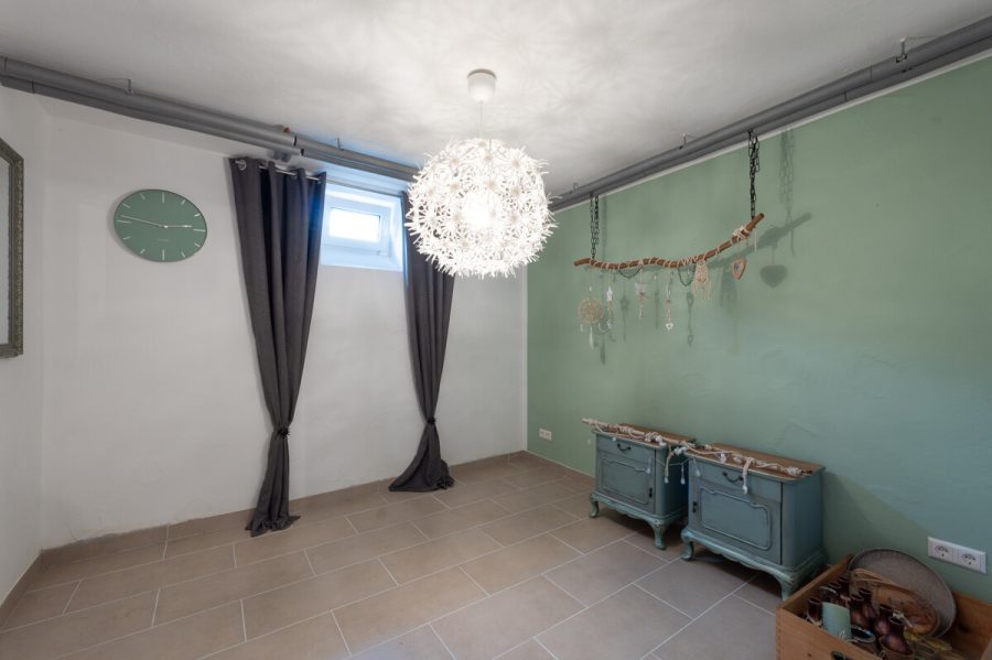 Charmantes Einfamilienhaus mit großzügiger Südterrasse in zentraler Lage - Hobbyraum im Untergeschoss (77198)