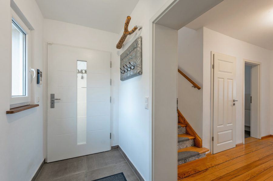 Charmantes Einfamilienhaus mit großzügiger Südterrasse in zentraler Lage - Eingangsbereich (77192)