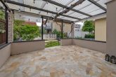 überdachte Terrasse - Charmantes Einfamilienhaus mit großzügiger Südterrasse in zentraler Lage