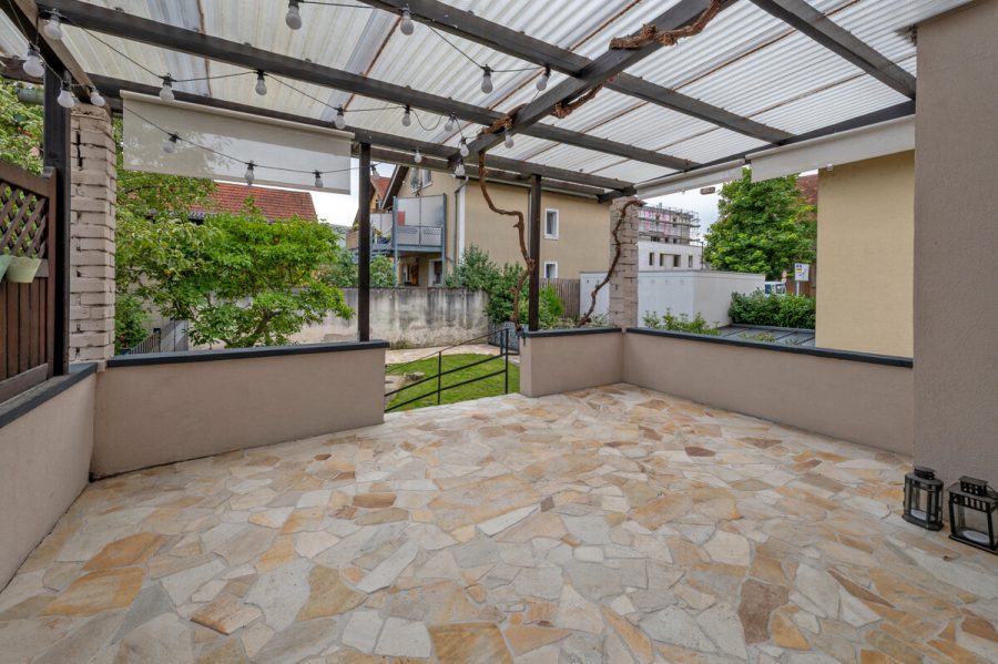 Charmantes Einfamilienhaus mit großzügiger Südterrasse in zentraler Lage - überdachte Terrasse (77199)