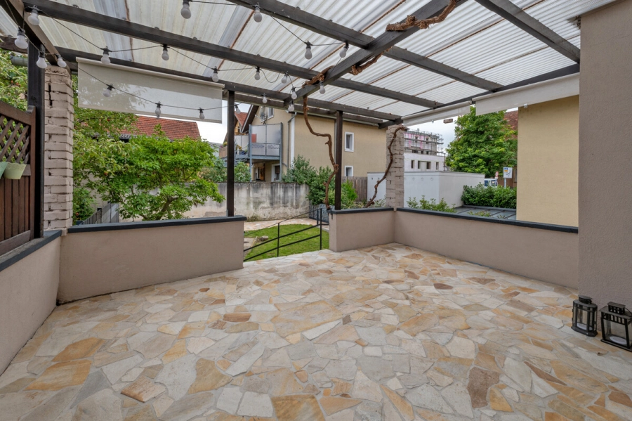 Charmantes Einfamilienhaus mit großzügiger Südterrasse in zentraler Lage - überdachte Terrasse (80430)