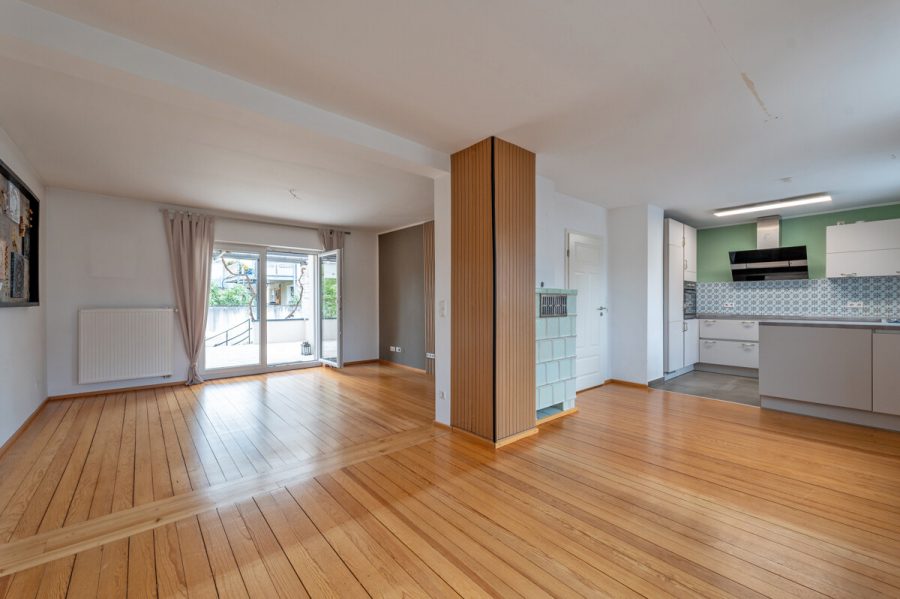 Charmantes Einfamilienhaus mit großzügiger Südterrasse in zentraler Lage - Wohn- und Essbereich mit offener Küche (77194)