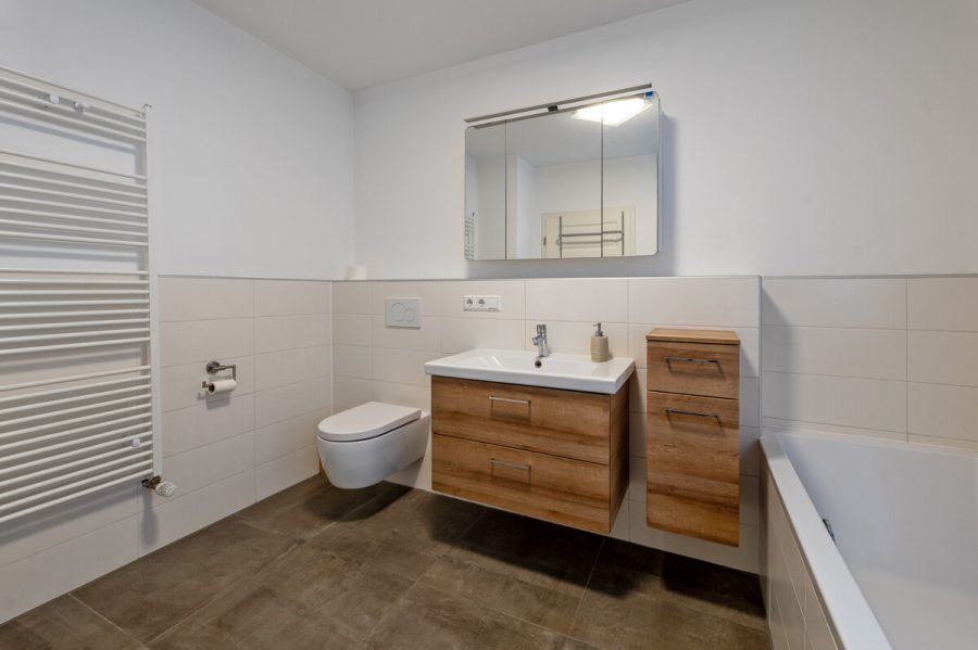 Charmantes Einfamilienhaus mit großzügiger Südterrasse in zentraler Lage - Badezimmer im Obergeschoss (77197)