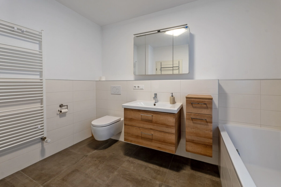 Charmantes Einfamilienhaus mit großzügiger Südterrasse in zentraler Lage - Badezimmer im Obergeschoss (80428)