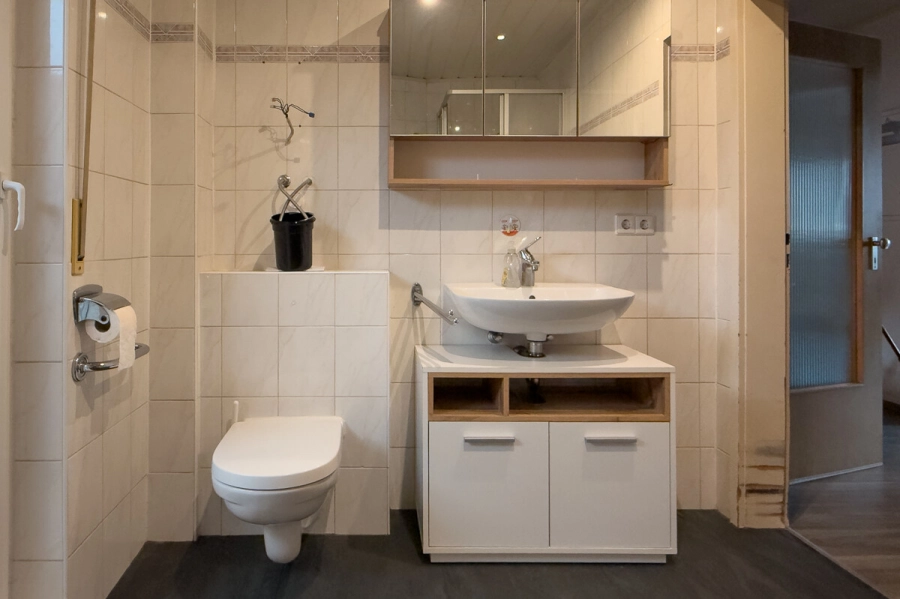 Charmantes Wohnhaus mit Potenzial in idyllischer Lage in Odenheim - Badezimmer oben (78574)