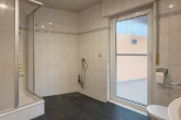 Badezimmer mit Dusche - Charmantes Wohnhaus mit Potenzial in idyllischer Lage in Odenheim