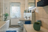 Badezimmer - 3-Zimmer-Wohnung mit überdachtem Balkon und Garage in ruhiger Wohnlage