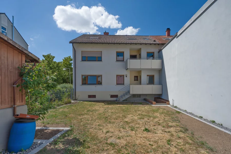 Garten mit Rückansischt Haus