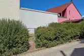 Seitenansicht Garten von der Spielstraße