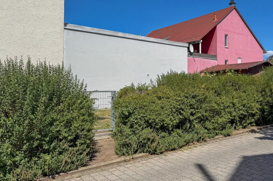 Seitenansicht Garten von der Spielstraße