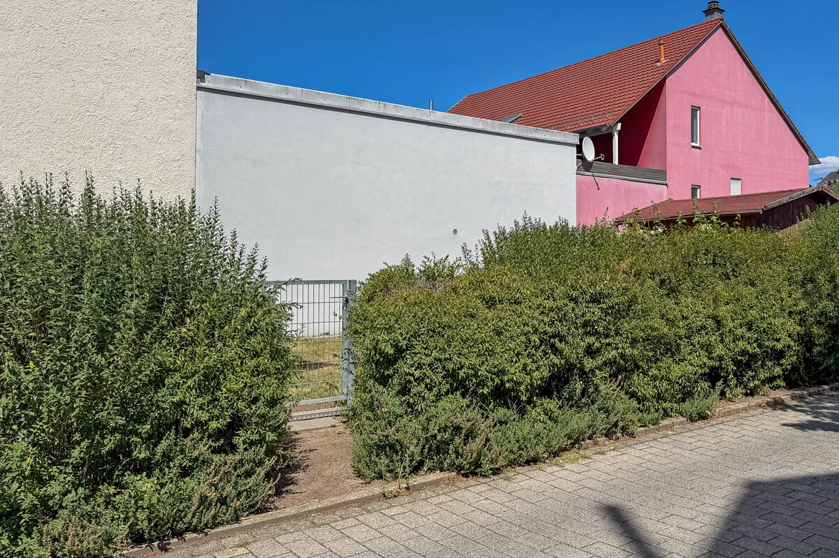 Seitenansicht Garten von der Spielstraße