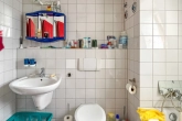 Badezimmer - Vermietetes Dachgeschoss–Apartment mit TG–Stellplatz