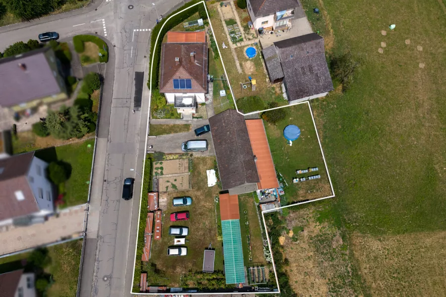 Gesamtgrundstück mit Zweifamilienhaus
