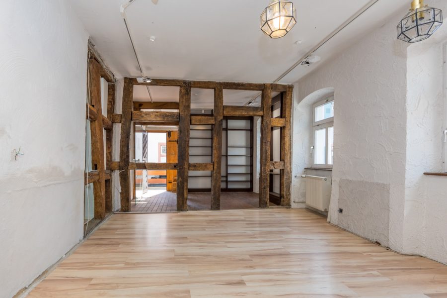 Gestalten Sie Ihr Traum-Büro: Flexible Arbeitswelten in einem historischen Ambiente! - großer Raum vorderer Bereich unmöbliert (76525)