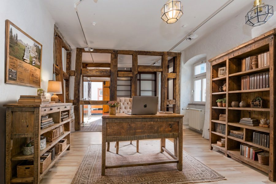 Gestalten Sie Ihr Traum-Büro: Flexible Arbeitswelten in einem historischen Ambiente! - virtual staging großer Raum vorderer Bereich (76524)