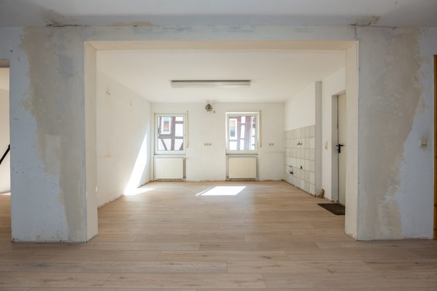 Gestalten Sie Ihr Traum-Büro: Flexible Arbeitswelten in einem historischen Ambiente! - offenes Büro hinterer Bereich unmöbliert (76526)