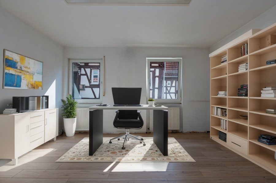 Gestalten Sie Ihr Traum-Büro: Flexible Arbeitswelten in einem historischen Ambiente! - virtual Staging offenes Büro hinterer Bereich (76529)