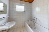 Günstiges Wohnhaus mit Sanierungsbedarf - Machen Sie es zu Ihrem Wohnglück! - Badezimmer im Erdgeschoss