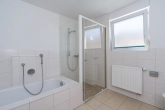 Badezimmer mit Wanne und Dusche - Stilvolle 3-Zimmer-Wohnung im Herzen von Bruchsal – Schlossnähe & eigener PKW-Stellplatz inklusive